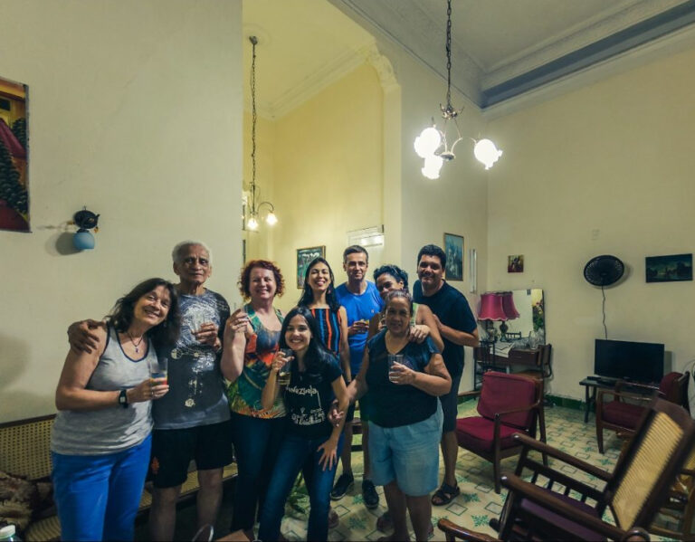 Amistad. Confraternização com os anfitriões em Cuba: Maria e Roberto. Foto: Edinho Kunzler.