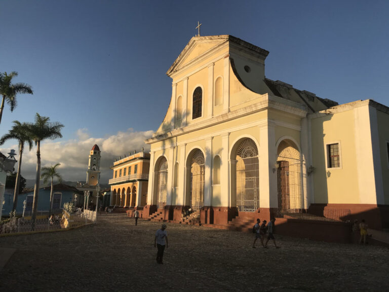ilha-trinidad-igreja-centro