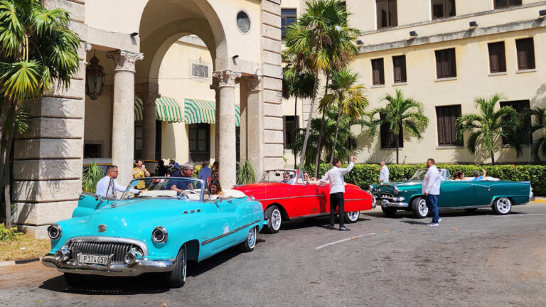 carro-classico-conversaivel-hotel-nacional