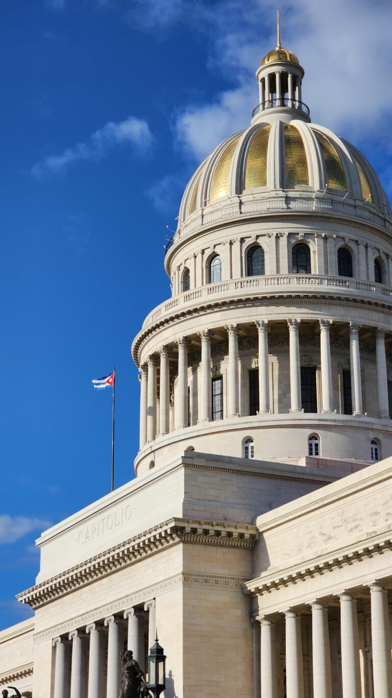 havana-capitolio-cupula-bandeira