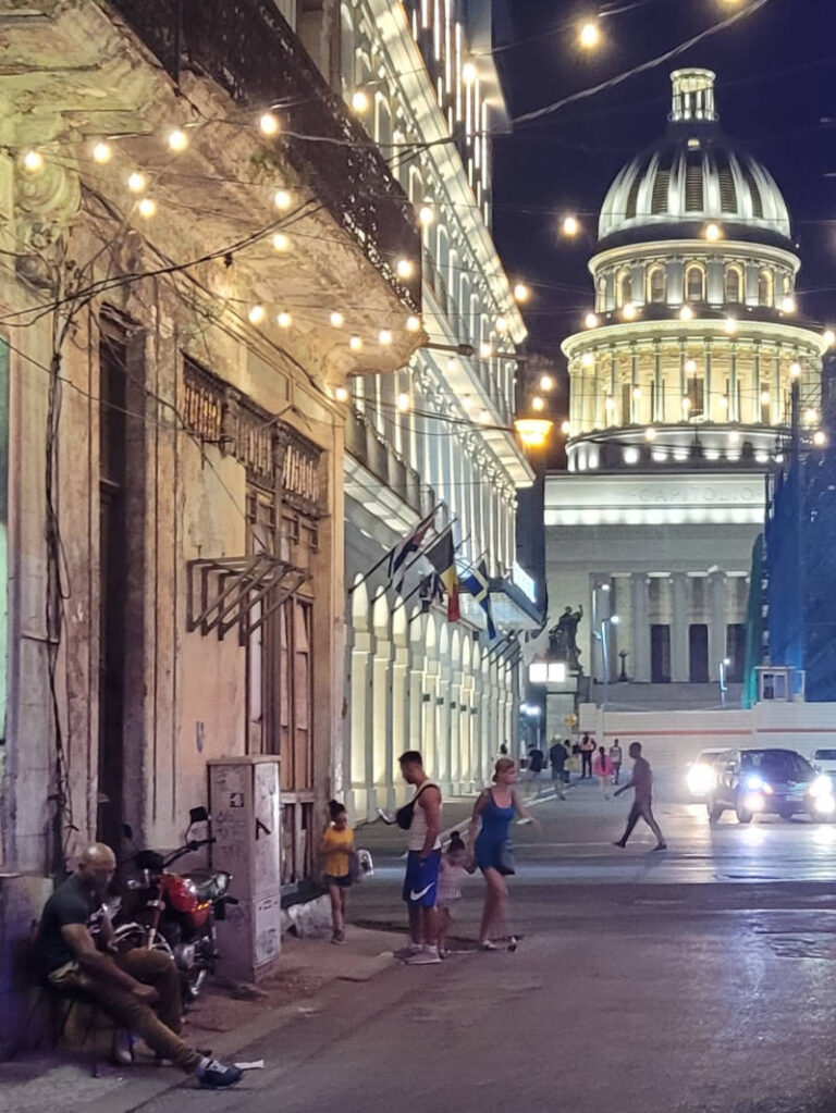 havana-capitolio-noite-rua