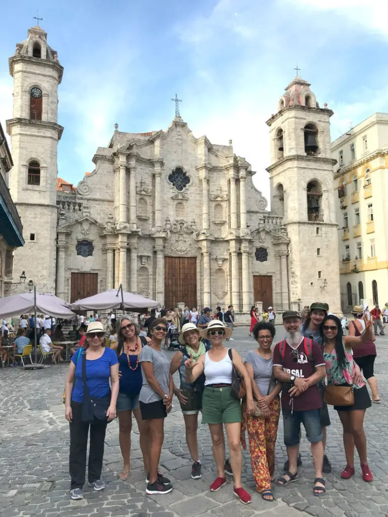 havana-catedral-grupo-chapeu