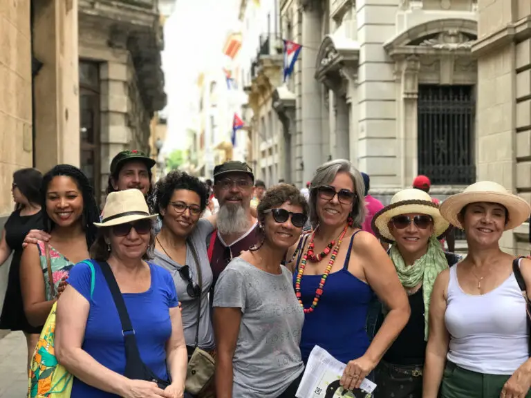 havana-obispo-grupo-bandeira