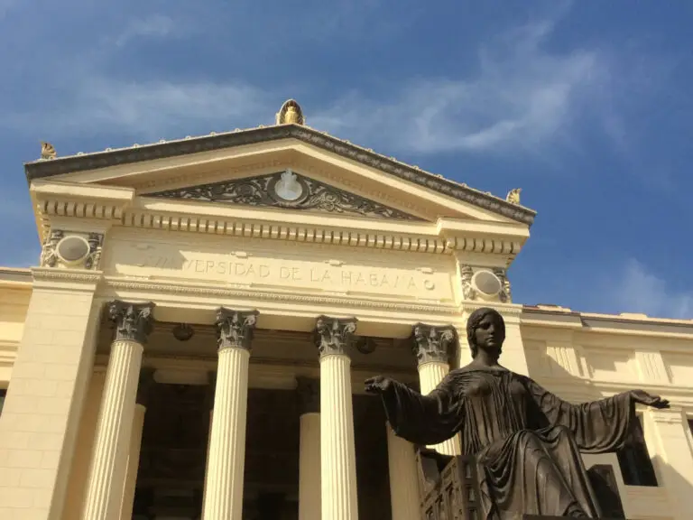 havana-universidade-escadaria-estatua