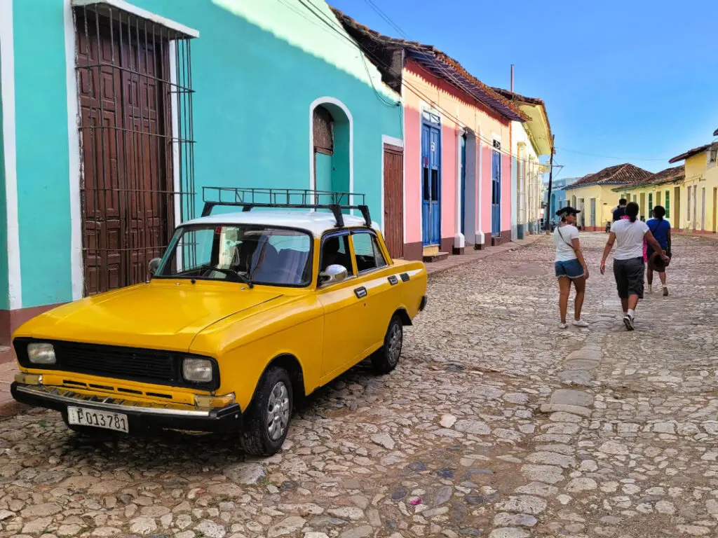 trinidad-carro-rua-caminhada