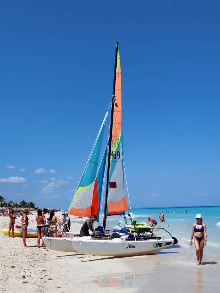 varadero-praia-barco-mulher