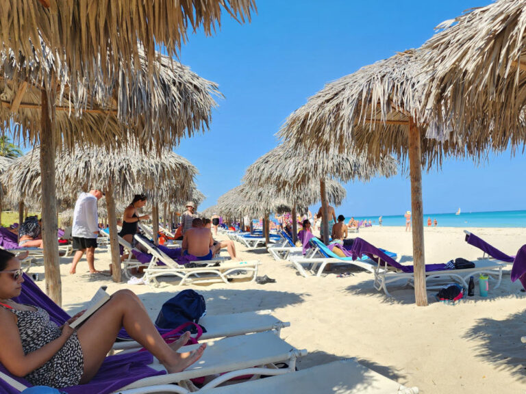 varadero-praia-mulher-livro