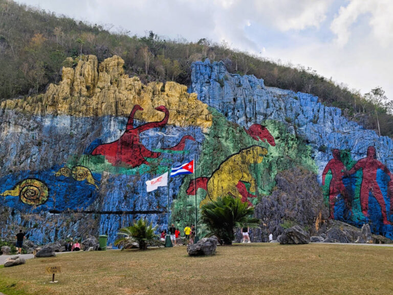 vinales-mural-casal-bandeiras