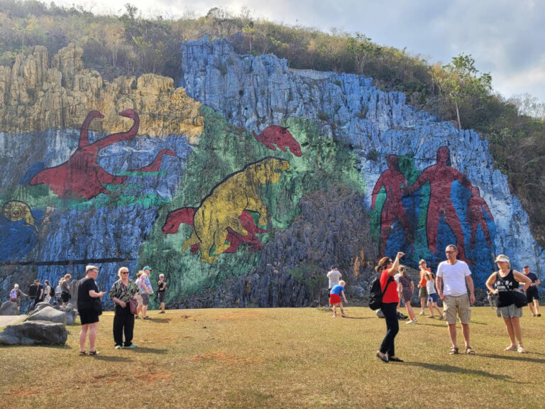 vinales-mural-casal-vermelho