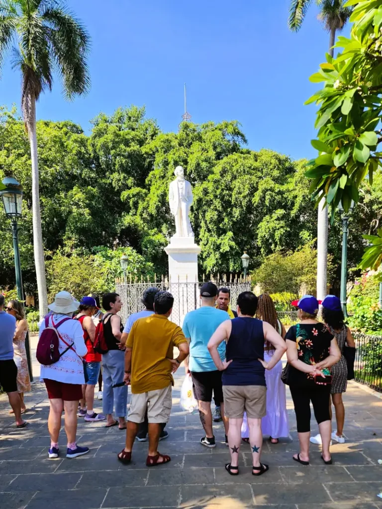 havana-centro-plaza-armas-cespedes