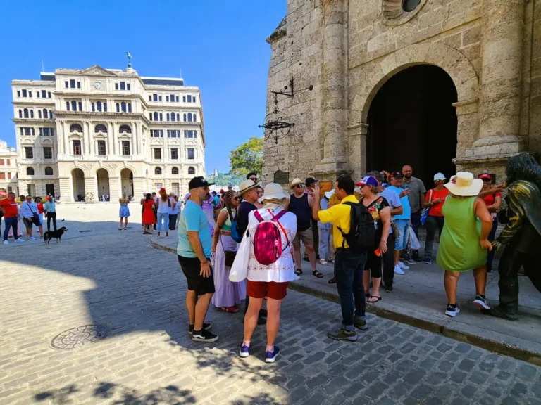 havana-centro-plaza-san-fran-igreja