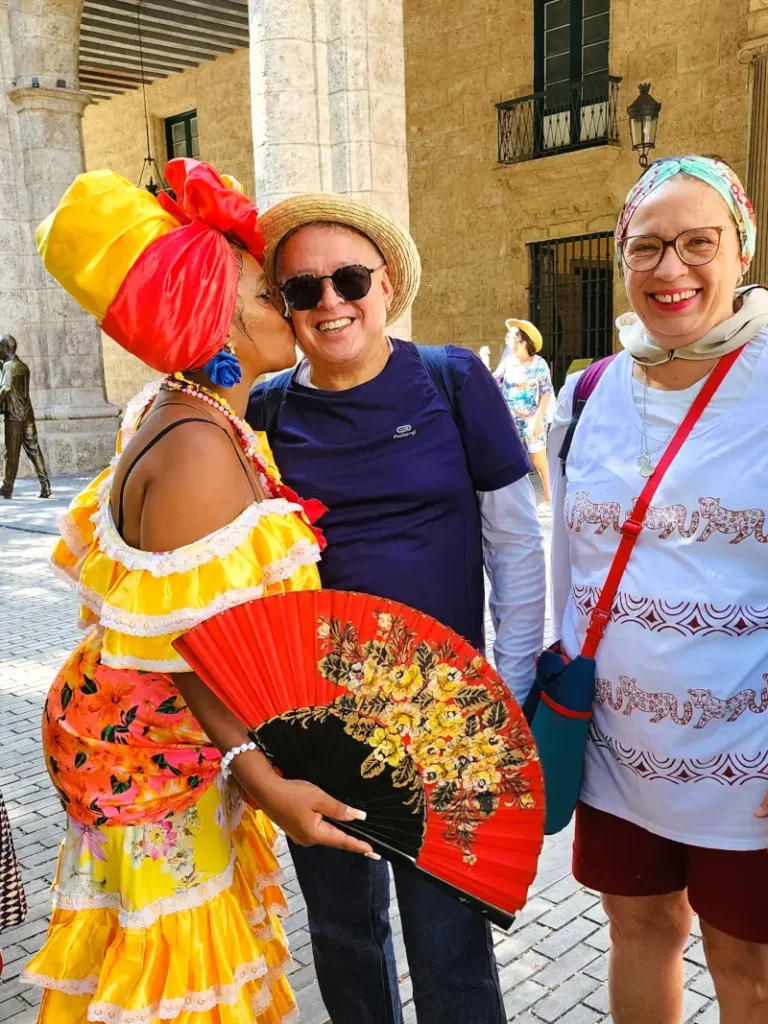 havana-heroica-centro-cubanas-beijo-rosto