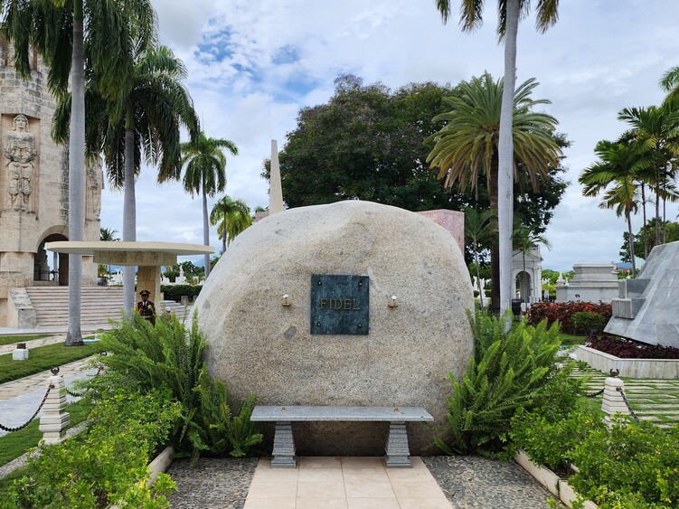 santiago-de-cuba-cemiterio-fidel-2