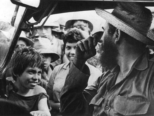 fidel-castro-holguin-crianças-carro